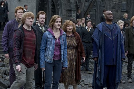 Oliver Phelps, Rupert Grint, Chris Rankin, Emma Watson, Julie Walters, George Harris, Clémence Poésy - Harry Potter i Insygnia Śmierci: Część II - Z filmu