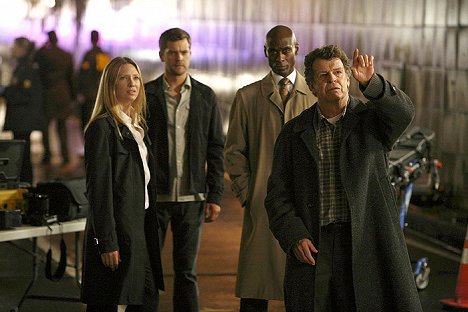 Anna Torv, Joshua Jackson, Lance Reddick, John Noble - Fringe - The Ghost Network - Van film