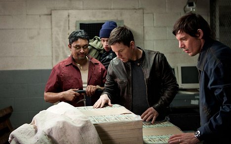 Caleb Landry Jones, Mark Wahlberg, Lukas Haas - Contraband - Photos