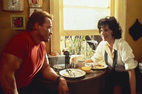 Arnold Schwarzenegger, Mercedes Ruehl