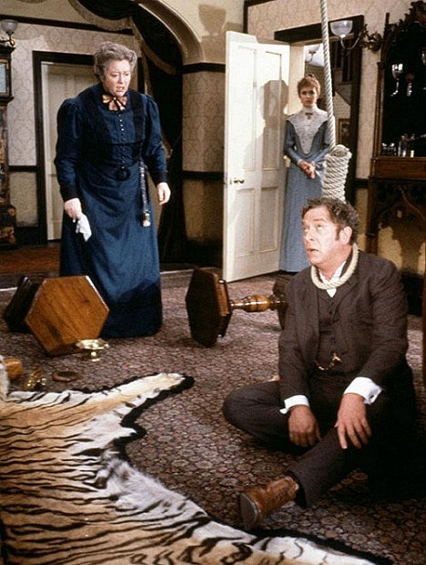 Pat Keen, Michael Caine - Without a Clue - Photos