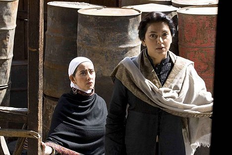 Manisha Koirala, Juhi Chawla - I Am - Van film