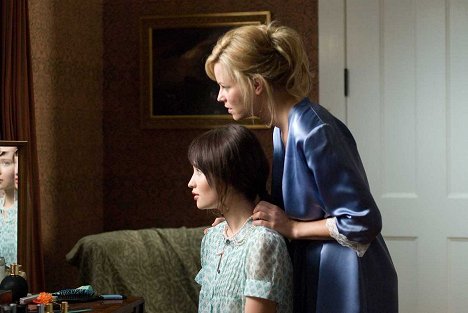 Emily Browning, Elizabeth Banks - Presencias extrañas - De la película