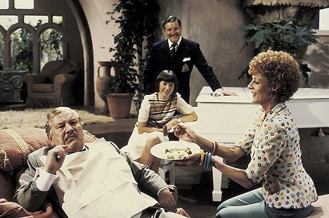Peter Ustinov, Denis Quilley, Maggie Smith