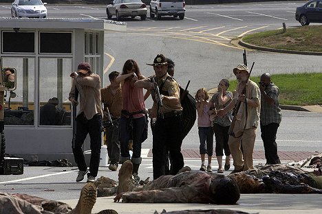 Steven Yeun, Sarah Wayne Callies, Andrew Lincoln, Melissa McBride, Jeffrey DeMunn, Irone Singleton - The Walking Dead - Wildfire - Film