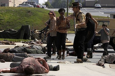 Steven Yeun, Jeryl Prescott, Andrew Lincoln, Chandler Riggs - The Walking Dead - Tag 194 - Filmfotos