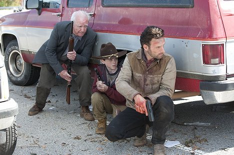 Scott Wilson, Chandler Riggs, Andrew Lincoln - The Walking Dead - Fogueira apagando - Do filme