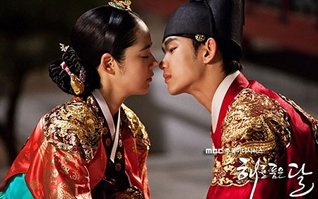 Ga-in Han, Soo-hyun Kim - The Moon That Embraces the Sun - Film