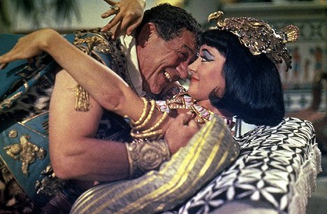 Sidney James, Amanda Barrie - Ist ja irre - Cäsar liebt Kleopatra - Filmfotos