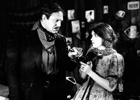 Montagu Love, Lillian Gish - The Wind - Filmfotos
