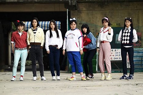 Jin-joo Park, So-ra Kang, Hyo-rin Min, Min-yeong Kim, Eun-kyeong Shim, Bo-mi Kim, Bo-ra Nam - Sunny - Z filmu