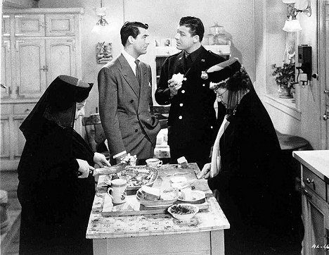 Josephine Hull, Cary Grant, Jack Carson, Jean Adair - Arsénico por compasión - De la película