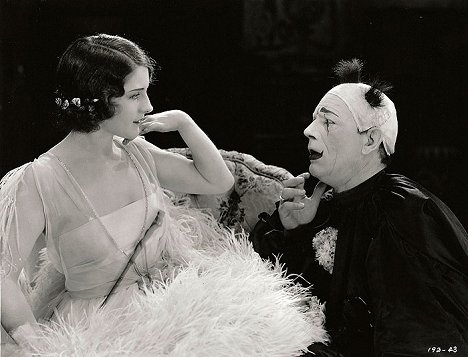 Norma Shearer, Lon Chaney - Hän joka saa korvapuustit - Kuvat elokuvasta