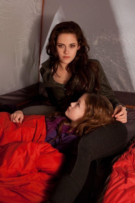 Kristen Stewart, Mackenzie Foy - Twilight sága: Rozbřesk - 2. část - Z filmu