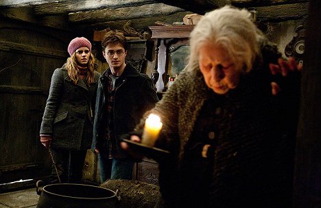 Emma Watson, Daniel Radcliffe, Hazel Douglas - Harry Potter et les reliques de la mort - 1ère partie - Film