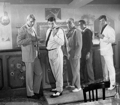 Reginald Kernan, Lino Ventura, Bernard Blier, Jean-Paul Belmondo - 100 milionów dolarów w słońcu - Z filmu