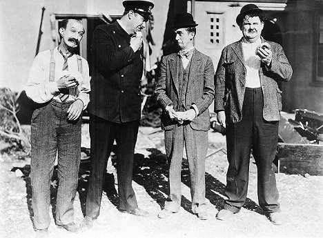James Finlayson, Stan Laurel, Oliver Hardy - Big Business - Photos