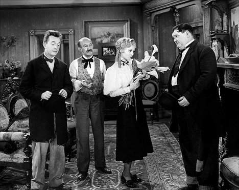 Stan Laurel, James Finlayson, Sharon Lynn, Oliver Hardy - Kaksi kulkuria - Kuvat elokuvasta