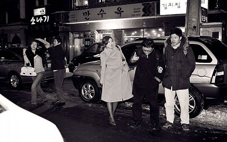 Sang-joong Kim, Bo-kyeong Kim, Joon-sang Yoo - Den, kdy přijíždí - Z filmu