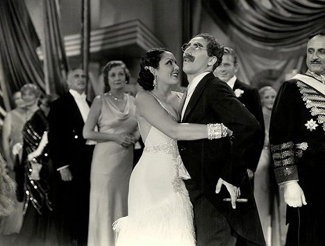 Raquel Torres, Groucho Marx - Neljä naurettavaa naapuria - Kuvat elokuvasta