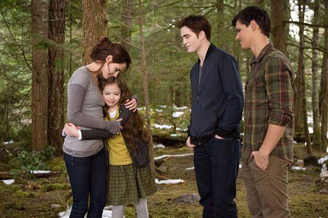 Mackenzie Foy, Kristen Stewart, Robert Pattinson, Taylor Lautner - Twilight sága: Rozbřesk - 2. část - Z filmu