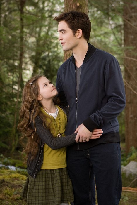 Mackenzie Foy, Robert Pattinson - The Twilight Saga: Breaking Dawn - Part 2 - Photos