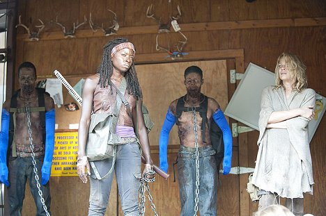 Danai Gurira, Laurie Holden - The Walking Dead - Die Saat - Filmfotos
