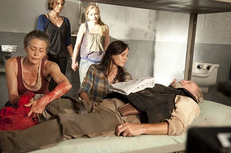Melissa McBride, Lauren Cohan, Emily Kinney, Sarah Wayne Callies, Scott Wilson - The Walking Dead - Sick - Photos