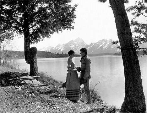 Marguerite Churchill, John Wayne - The Big Trail - Photos