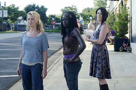 Laurie Holden, Danai Gurira, Lindsay Abernathy - The Walking Dead - Walk with Me - Van film