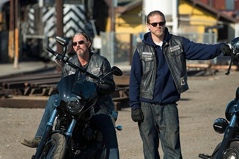 Tommy Flanagan, Charlie Hunnam - Sons of Anarchy - Van film