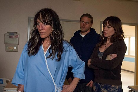 Katey Sagal, Charlie Hunnam, Maggie Siff - Synowie Anarchii - Z filmu