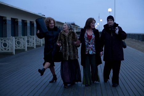 Bernadette Lafont, Françoise Bertin, Carmen Maura, Dominique Lavanant - Paulette - Z filmu