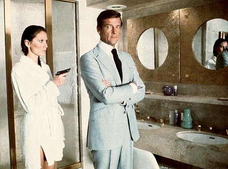 Maud Adams, Roger Moore - James Bond - Der Mann mit dem goldenen Colt - Filmfotos