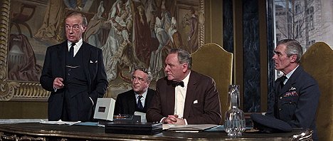 Roland Culver, Bernard Lee - James Bond - Feuerball - Filmfotos