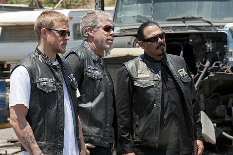 Charlie Hunnam, Ron Perlman, Emilio Rivera - Sons of Anarchy - Season 4 - Photos