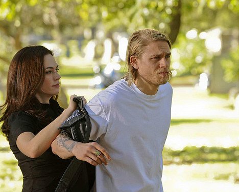Maggie Siff, Charlie Hunnam - Sons of Anarchy - Filmfotos