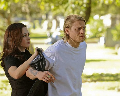 Maggie Siff, Charlie Hunnam - Sons of Anarchy - Photos