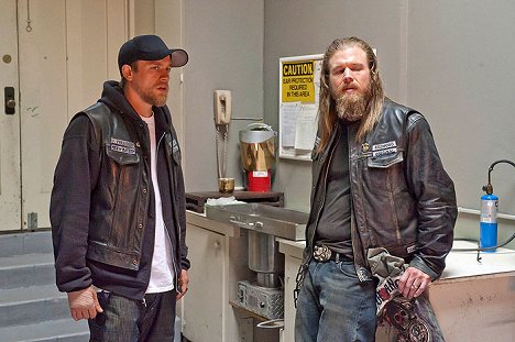 Charlie Hunnam, Ryan Hurst - Sons of Anarchy - Photos