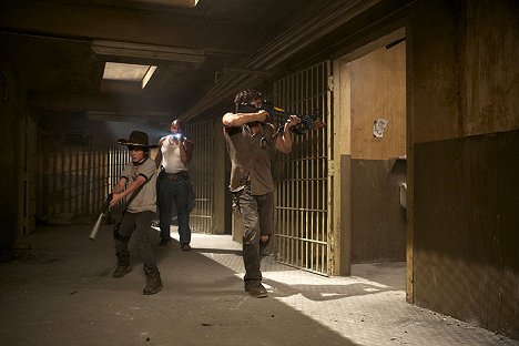 Chandler Riggs, Vincent M. Ward - The Walking Dead - Hounded - Photos