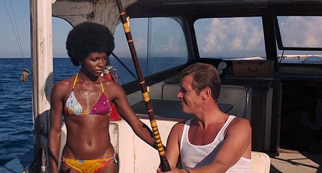 Gloria Hendry, Roger Moore - James Bond: Élni és halni hagyni - Filmfotók
