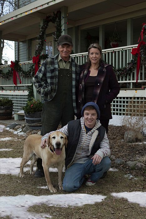 Bruce Greenwood, Linda Emond, Noel Fisher - A Dog Named Christmas - Photos