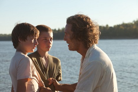 Tye Sheridan, Jacob Lofland, Matthew McConaughey - Bahno z Mississippi - Z filmu