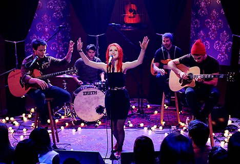 Josh Farro, Zac Farro, Hayley Williams, Jeremy Davis, Taylor York - Paramore: Unplugged - Van film