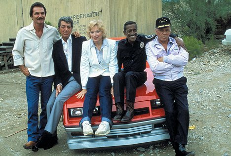 Burt Reynolds, Dean Martin, Shirley MacLaine, Sammy Davis Jr., Frank Sinatra - Cannonball Run II - Van de set