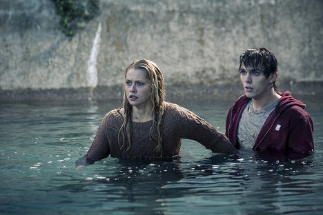 Teresa Palmer, Nicholas Hoult - Warm Bodies - Photos