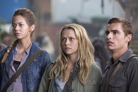 Lio Tipton, Teresa Palmer, Dave Franco - Warm Bodies - Photos