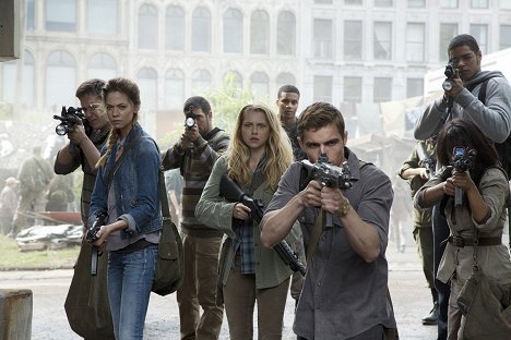 Lio Tipton, Teresa Palmer, Dave Franco - Memorias de un zombie adolescente - De la película