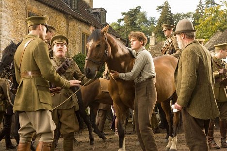 Tom Hiddleston, Geoff Bell, Jeremy Irvine, Peter Mullan - Cheval de guerre - Film