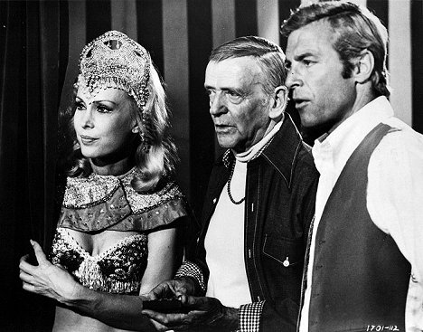Barbara Eden, Fred Astaire, James Franciscus - Mit Dobermännern spaßt man nicht - Filmfotos